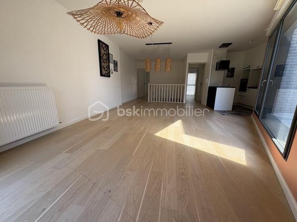 Venez découvrir ce superbe appartement de 85m² dans une résidence fermée et sécurisée, avec espaces vert

Ce bel appartement vous séduira par ces volumes et sa belle lumière traversante, tout comme son extérieur avec sa terrasse privée et le jardin suspendu au coeur de la résidence.
Ce bien se trouve au dessus du parking de la résidence et se compose de 3 niveaux :
- rdc une entrée, avec meuble à chaussures
- au 1er, une chambre parentale avec salle d'eau et wc séparé, beaucoup de rangements
- au 2nd étage un grand salon salle à manger avec cuisine ouverte, de 2 autres chambres avec dressing, 1 salle de bains avec wc, une belle terrasse pour profiter du charme de l'extérieur et son calme

Ce bien est idéalement situé avec toutes les commodités nécessaires, tels que : métro / tramway ligne B à 443m ce qui vous permet de rejoindre le centre ville en 10min environ, arrêt de bus à 292m, crèche à 316m, école élémentaire à 146m, boulangerie et superettes à 200m, de nombreux restaurants sur le Quai de la Garonne, vous vivrez dans un quartier animé culturellement avec entre autre le Musée de la Mer, les quais de bord de Garonne ainsi que les Halles de Bacalan, cinéma ...

Les charges de copropriété mensuelles de 224€ comprennent l'eau chaude, le chauffage, le nettoyage des communs, l'ascenseur, et les espaces verts
La résidence étant récente, et encore sous garanties décennales, toutes les prestations importantes tel que l'isolation, l'électricité, le chauffage... sont aux normes et vous permettent d'avoir en termes de consommation énergétique de moindre frais.
"DPE classé B "Bâtiment Consommation Eco Responsable de 2020", avec terrasse ensoleillée + place de parking abrité et privé + local à vélo.

Demandez moi la vidéo d'une visite comme si vous étiez !
Un bien d'exception à visiter sans plus tarder !