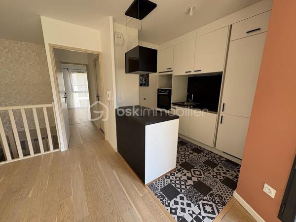 Venez découvrir ce superbe appartement de 85m² dans une résidence fermée et sécurisée, avec espaces vert

Ce bel appartement vous séduira par ces volumes et sa belle lumière traversante, tout comme son extérieur avec sa terrasse privée et le jardin suspendu au coeur de la résidence.
Ce bien se trouve au dessus du parking de la résidence et se compose de 3 niveaux :
- rdc une entrée, avec meuble à chaussures
- au 1er, une chambre parentale avec salle d'eau et wc séparé, beaucoup de rangements
- au 2nd étage un grand salon salle à manger avec cuisine ouverte, de 2 autres chambres avec dressing, 1 salle de bains avec wc, une belle terrasse pour profiter du charme de l'extérieur et son calme

Ce bien est idéalement situé avec toutes les commodités nécessaires, tels que : métro / tramway ligne B à 443m ce qui vous permet de rejoindre le centre ville en 10min environ, arrêt de bus à 292m, crèche à 316m, école élémentaire à 146m, boulangerie et superettes à 200m, de nombreux restaurants sur le Quai de la Garonne, vous vivrez dans un quartier animé culturellement avec entre autre le Musée de la Mer, les quais de bord de Garonne ainsi que les Halles de Bacalan, cinéma ...

Les charges de copropriété mensuelles de 224€ comprennent l'eau chaude, le chauffage, le nettoyage des communs, l'ascenseur, et les espaces verts
La résidence étant récente, et encore sous garanties décennales, toutes les prestations importantes tel que l'isolation, l'électricité, le chauffage... sont aux normes et vous permettent d'avoir en termes de consommation énergétique de moindre frais.
"DPE classé B "Bâtiment Consommation Eco Responsable de 2020", avec terrasse ensoleillée + place de parking abrité et privé + local à vélo.

Demandez moi la vidéo d'une visite comme si vous étiez !
Un bien d'exception à visiter sans plus tarder !