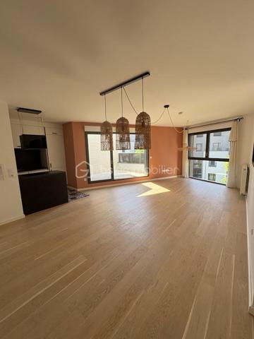 Venez découvrir ce superbe appartement de 85m² dans une résidence fermée et sécurisée, avec espaces vert

Ce bel appartement vous séduira par ces volumes et sa belle lumière traversante, tout comme son extérieur avec sa terrasse privée et le jardin suspendu au coeur de la résidence.
Ce bien se trouve au dessus du parking de la résidence et se compose de 3 niveaux :
- rdc une entrée, avec meuble à chaussures
- au 1er, une chambre parentale avec salle d'eau et wc séparé, beaucoup de rangements
- au 2nd étage un grand salon salle à manger avec cuisine ouverte, de 2 autres chambres avec dressing, 1 salle de bains avec wc, une belle terrasse pour profiter du charme de l'extérieur et son calme

Ce bien est idéalement situé avec toutes les commodités nécessaires, tels que : métro / tramway ligne B à 443m ce qui vous permet de rejoindre le centre ville en 10min environ, arrêt de bus à 292m, crèche à 316m, école élémentaire à 146m, boulangerie et superettes à 200m, de nombreux restaurants sur le Quai de la Garonne, vous vivrez dans un quartier animé culturellement avec entre autre le Musée de la Mer, les quais de bord de Garonne ainsi que les Halles de Bacalan, cinéma ...

Les charges de copropriété mensuelles de 224€ comprennent l'eau chaude, le chauffage, le nettoyage des communs, l'ascenseur, et les espaces verts
La résidence étant récente, et encore sous garanties décennales, toutes les prestations importantes tel que l'isolation, l'électricité, le chauffage... sont aux normes et vous permettent d'avoir en termes de consommation énergétique de moindre frais.
"DPE classé B "Bâtiment Consommation Eco Responsable de 2020", avec terrasse ensoleillée + place de parking abrité et privé + local à vélo.

Demandez moi la vidéo d'une visite comme si vous étiez !
Un bien d'exception à visiter sans plus tarder !