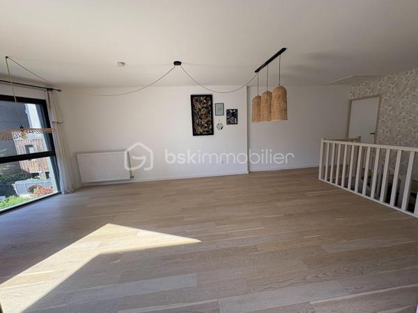 Venez découvrir ce superbe appartement de 85m² dans une résidence fermée et sécurisée, avec espaces vert

Ce bel appartement vous séduira par ces volumes et sa belle lumière traversante, tout comme son extérieur avec sa terrasse privée et le jardin suspendu au coeur de la résidence.
Ce bien se trouve au dessus du parking de la résidence et se compose de 3 niveaux :
- rdc une entrée, avec meuble à chaussures
- au 1er, une chambre parentale avec salle d'eau et wc séparé, beaucoup de rangements
- au 2nd étage un grand salon salle à manger avec cuisine ouverte, de 2 autres chambres avec dressing, 1 salle de bains avec wc, une belle terrasse pour profiter du charme de l'extérieur et son calme

Ce bien est idéalement situé avec toutes les commodités nécessaires, tels que : métro / tramway ligne B à 443m ce qui vous permet de rejoindre le centre ville en 10min environ, arrêt de bus à 292m, crèche à 316m, école élémentaire à 146m, boulangerie et superettes à 200m, de nombreux restaurants sur le Quai de la Garonne, vous vivrez dans un quartier animé culturellement avec entre autre le Musée de la Mer, les quais de bord de Garonne ainsi que les Halles de Bacalan, cinéma ...

Les charges de copropriété mensuelles de 224€ comprennent l'eau chaude, le chauffage, le nettoyage des communs, l'ascenseur, et les espaces verts
La résidence étant récente, et encore sous garanties décennales, toutes les prestations importantes tel que l'isolation, l'électricité, le chauffage... sont aux normes et vous permettent d'avoir en termes de consommation énergétique de moindre frais.
"DPE classé B "Bâtiment Consommation Eco Responsable de 2020", avec terrasse ensoleillée + place de parking abrité et privé + local à vélo.

Demandez moi la vidéo d'une visite comme si vous étiez !
Un bien d'exception à visiter sans plus tarder !