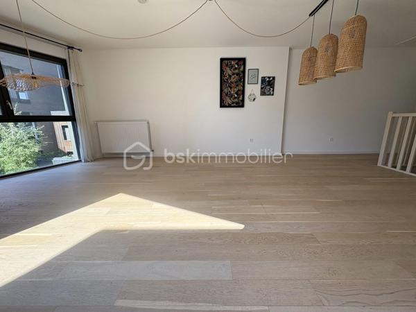 Venez découvrir ce superbe appartement de 85m² dans une résidence fermée et sécurisée, avec espaces vert

Ce bel appartement vous séduira par ces volumes et sa belle lumière traversante, tout comme son extérieur avec sa terrasse privée et le jardin suspendu au coeur de la résidence.
Ce bien se trouve au dessus du parking de la résidence et se compose de 3 niveaux :
- rdc une entrée, avec meuble à chaussures
- au 1er, une chambre parentale avec salle d'eau et wc séparé, beaucoup de rangements
- au 2nd étage un grand salon salle à manger avec cuisine ouverte, de 2 autres chambres avec dressing, 1 salle de bains avec wc, une belle terrasse pour profiter du charme de l'extérieur et son calme

Ce bien est idéalement situé avec toutes les commodités nécessaires, tels que : métro / tramway ligne B à 443m ce qui vous permet de rejoindre le centre ville en 10min environ, arrêt de bus à 292m, crèche à 316m, école élémentaire à 146m, boulangerie et superettes à 200m, de nombreux restaurants sur le Quai de la Garonne, vous vivrez dans un quartier animé culturellement avec entre autre le Musée de la Mer, les quais de bord de Garonne ainsi que les Halles de Bacalan, cinéma ...

Les charges de copropriété mensuelles de 224€ comprennent l'eau chaude, le chauffage, le nettoyage des communs, l'ascenseur, et les espaces verts
La résidence étant récente, et encore sous garanties décennales, toutes les prestations importantes tel que l'isolation, l'électricité, le chauffage... sont aux normes et vous permettent d'avoir en termes de consommation énergétique de moindre frais.
"DPE classé B "Bâtiment Consommation Eco Responsable de 2020", avec terrasse ensoleillée + place de parking abrité et privé + local à vélo.

Demandez moi la vidéo d'une visite comme si vous étiez !
Un bien d'exception à visiter sans plus tarder !