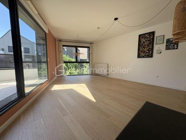 Venez découvrir ce superbe appartement de 85m² dans une résidence fermée et sécurisée, avec espaces vert

Ce bel appartement vous séduira par ces volumes et sa belle lumière traversante, tout comme son extérieur avec sa terrasse privée et le jardin suspendu au coeur de la résidence.
Ce bien se trouve au dessus du parking de la résidence et se compose de 3 niveaux :
- rdc une entrée, avec meuble à chaussures
- au 1er, une chambre parentale avec salle d'eau et wc séparé, beaucoup de rangements
- au 2nd étage un grand salon salle à manger avec cuisine ouverte, de 2 autres chambres avec dressing, 1 salle de bains avec wc, une belle terrasse pour profiter du charme de l'extérieur et son calme

Ce bien est idéalement situé avec toutes les commodités nécessaires, tels que : métro / tramway ligne B à 443m ce qui vous permet de rejoindre le centre ville en 10min environ, arrêt de bus à 292m, crèche à 316m, école élémentaire à 146m, boulangerie et superettes à 200m, de nombreux restaurants sur le Quai de la Garonne, vous vivrez dans un quartier animé culturellement avec entre autre le Musée de la Mer, les quais de bord de Garonne ainsi que les Halles de Bacalan, cinéma ...

Les charges de copropriété mensuelles de 224€ comprennent l'eau chaude, le chauffage, le nettoyage des communs, l'ascenseur, et les espaces verts
La résidence étant récente, et encore sous garanties décennales, toutes les prestations importantes tel que l'isolation, l'électricité, le chauffage... sont aux normes et vous permettent d'avoir en termes de consommation énergétique de moindre frais.
"DPE classé B "Bâtiment Consommation Eco Responsable de 2020", avec terrasse ensoleillée + place de parking abrité et privé + local à vélo.

Demandez moi la vidéo d'une visite comme si vous étiez !
Un bien d'exception à visiter sans plus tarder !