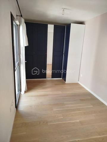 Venez découvrir ce superbe appartement de 85m² dans une résidence fermée et sécurisée, avec espaces vert

Ce bel appartement vous séduira par ces volumes et sa belle lumière traversante, tout comme son extérieur avec sa terrasse privée et le jardin suspendu au coeur de la résidence.
Ce bien se trouve au dessus du parking de la résidence et se compose de 3 niveaux :
- rdc une entrée, avec meuble à chaussures
- au 1er, une chambre parentale avec salle d'eau et wc séparé, beaucoup de rangements
- au 2nd étage un grand salon salle à manger avec cuisine ouverte, de 2 autres chambres avec dressing, 1 salle de bains avec wc, une belle terrasse pour profiter du charme de l'extérieur et son calme

Ce bien est idéalement situé avec toutes les commodités nécessaires, tels que : métro / tramway ligne B à 443m ce qui vous permet de rejoindre le centre ville en 10min environ, arrêt de bus à 292m, crèche à 316m, école élémentaire à 146m, boulangerie et superettes à 200m, de nombreux restaurants sur le Quai de la Garonne, vous vivrez dans un quartier animé culturellement avec entre autre le Musée de la Mer, les quais de bord de Garonne ainsi que les Halles de Bacalan, cinéma ...

Les charges de copropriété mensuelles de 224€ comprennent l'eau chaude, le chauffage, le nettoyage des communs, l'ascenseur, et les espaces verts
La résidence étant récente, et encore sous garanties décennales, toutes les prestations importantes tel que l'isolation, l'électricité, le chauffage... sont aux normes et vous permettent d'avoir en termes de consommation énergétique de moindre frais.
"DPE classé B "Bâtiment Consommation Eco Responsable de 2020", avec terrasse ensoleillée + place de parking abrité et privé + local à vélo.

Demandez moi la vidéo d'une visite comme si vous étiez !
Un bien d'exception à visiter sans plus tarder !