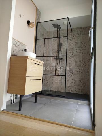 Venez découvrir ce superbe appartement de 85m² dans une résidence fermée et sécurisée, avec espaces vert

Ce bel appartement vous séduira par ces volumes et sa belle lumière traversante, tout comme son extérieur avec sa terrasse privée et le jardin suspendu au coeur de la résidence.
Ce bien se trouve au dessus du parking de la résidence et se compose de 3 niveaux :
- rdc une entrée, avec meuble à chaussures
- au 1er, une chambre parentale avec salle d'eau et wc séparé, beaucoup de rangements
- au 2nd étage un grand salon salle à manger avec cuisine ouverte, de 2 autres chambres avec dressing, 1 salle de bains avec wc, une belle terrasse pour profiter du charme de l'extérieur et son calme

Ce bien est idéalement situé avec toutes les commodités nécessaires, tels que : métro / tramway ligne B à 443m ce qui vous permet de rejoindre le centre ville en 10min environ, arrêt de bus à 292m, crèche à 316m, école élémentaire à 146m, boulangerie et superettes à 200m, de nombreux restaurants sur le Quai de la Garonne, vous vivrez dans un quartier animé culturellement avec entre autre le Musée de la Mer, les quais de bord de Garonne ainsi que les Halles de Bacalan, cinéma ...

Les charges de copropriété mensuelles de 224€ comprennent l'eau chaude, le chauffage, le nettoyage des communs, l'ascenseur, et les espaces verts
La résidence étant récente, et encore sous garanties décennales, toutes les prestations importantes tel que l'isolation, l'électricité, le chauffage... sont aux normes et vous permettent d'avoir en termes de consommation énergétique de moindre frais.
"DPE classé B "Bâtiment Consommation Eco Responsable de 2020", avec terrasse ensoleillée + place de parking abrité et privé + local à vélo.

Demandez moi la vidéo d'une visite comme si vous étiez !
Un bien d'exception à visiter sans plus tarder !