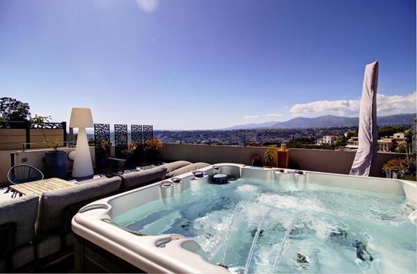 Exclusivité - Nice Saint-Antoine - Villa contemporaine avec toit-terrasse, jacuzzi et vue panoramique