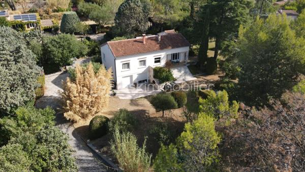 Située dans un secteur résidentiel très recherché, à la frontière de Saint-Christol-lez-Alès et aux portes du Parc National des Cévennes, cette propriété en position dominante bénéficie d’un calme absolu, d'une exposition plein sud et d’une vue panoramique à 180°.

Implantée sur une parcelle close, paysagée et constructible de plus de 1 500 m², elle offre un cadre de vie d'exception alliant tranquillité, intimité et perspectives d'extension.

Caractéristiques du bien :
 Construction : Maçonnerie traditionnelle saine et de grande qualité. (Fondation en 1m de large)

 Extérieurs & Prestations : Piscine, portail électrique, arrosage automatique, nombreuses places de stationnement (emplacement dédié pour camping-car).

Agencement intérieur (deux niveaux indépendants)
Niveau principal (Plain-pied)
 Espace de vie baigné de lumière (salon / salle à manger)
 Cuisine aménagée
 3 chambres, dont une suite parentale
 Salle d’eau & WC indépendant. 
 Accessibilité PMR intégrale : l'ensemble de la partie de vie principale s'effectue sans aucun escalier.
Niveau inférieur (Accès indépendant)
 Pièce de vie avec espace cuisine
 1 chambre
 Salle d’eau & WC
 Buanderie
 Accès direct aux annexes (caves, garage)
 Idéal pour un logement indépendant, un rendement locatif, un espace pour profession libérale ou un regroupement familial.

Combles :
 Combles aménageables offrant un potentiel d'agrandissement supplémentaire.

Localisation & Accès
À proximité immédiate des commerces, des écoles et des services, avec un accès rapide à la rocade en direction de Nîmes.

Une propriété rare sur le marché, parfaite pour une résidence familiale modulable ou un projet d'investissement à forte valeur ajoutée.
Taxe foncière, 3600€