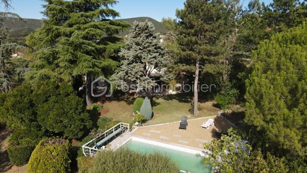 Située dans un secteur résidentiel très recherché, à la frontière de Saint-Christol-lez-Alès et aux portes du Parc National des Cévennes, cette propriété en position dominante bénéficie d’un calme absolu, d'une exposition plein sud et d’une vue panoramique à 180°.

Implantée sur une parcelle close, paysagée et constructible de plus de 1 500 m², elle offre un cadre de vie d'exception alliant tranquillité, intimité et perspectives d'extension.

Caractéristiques du bien :
 Construction : Maçonnerie traditionnelle saine et de grande qualité. (Fondation en 1m de large)

 Extérieurs & Prestations : Piscine, portail électrique, arrosage automatique, nombreuses places de stationnement (emplacement dédié pour camping-car).

Agencement intérieur (deux niveaux indépendants)
Niveau principal (Plain-pied)
 Espace de vie baigné de lumière (salon / salle à manger)
 Cuisine aménagée
 3 chambres, dont une suite parentale
 Salle d’eau & WC indépendant. 
 Accessibilité PMR intégrale : l'ensemble de la partie de vie principale s'effectue sans aucun escalier.
Niveau inférieur (Accès indépendant)
 Pièce de vie avec espace cuisine
 1 chambre
 Salle d’eau & WC
 Buanderie
 Accès direct aux annexes (caves, garage)
 Idéal pour un logement indépendant, un rendement locatif, un espace pour profession libérale ou un regroupement familial.

Combles :
 Combles aménageables offrant un potentiel d'agrandissement supplémentaire.

Localisation & Accès
À proximité immédiate des commerces, des écoles et des services, avec un accès rapide à la rocade en direction de Nîmes.

Une propriété rare sur le marché, parfaite pour une résidence familiale modulable ou un projet d'investissement à forte valeur ajoutée.
Taxe foncière, 3600€