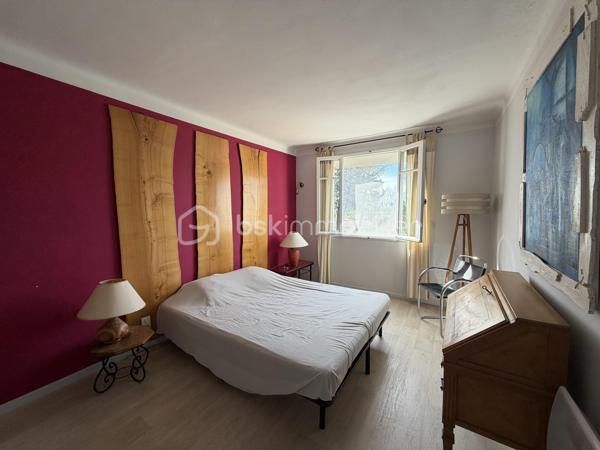 Située dans un secteur résidentiel très recherché, à la frontière de Saint-Christol-lez-Alès et aux portes du Parc National des Cévennes, cette propriété en position dominante bénéficie d’un calme absolu, d'une exposition plein sud et d’une vue panoramique à 180°.

Implantée sur une parcelle close, paysagée et constructible de plus de 1 500 m², elle offre un cadre de vie d'exception alliant tranquillité, intimité et perspectives d'extension.

Caractéristiques du bien :
 Construction : Maçonnerie traditionnelle saine et de grande qualité. (Fondation en 1m de large)

 Extérieurs & Prestations : Piscine, portail électrique, arrosage automatique, nombreuses places de stationnement (emplacement dédié pour camping-car).

Agencement intérieur (deux niveaux indépendants)
Niveau principal (Plain-pied)
 Espace de vie baigné de lumière (salon / salle à manger)
 Cuisine aménagée
 3 chambres, dont une suite parentale
 Salle d’eau & WC indépendant. 
 Accessibilité PMR intégrale : l'ensemble de la partie de vie principale s'effectue sans aucun escalier.
Niveau inférieur (Accès indépendant)
 Pièce de vie avec espace cuisine
 1 chambre
 Salle d’eau & WC
 Buanderie
 Accès direct aux annexes (caves, garage)
 Idéal pour un logement indépendant, un rendement locatif, un espace pour profession libérale ou un regroupement familial.

Combles :
 Combles aménageables offrant un potentiel d'agrandissement supplémentaire.

Localisation & Accès
À proximité immédiate des commerces, des écoles et des services, avec un accès rapide à la rocade en direction de Nîmes.

Une propriété rare sur le marché, parfaite pour une résidence familiale modulable ou un projet d'investissement à forte valeur ajoutée.
Taxe foncière, 3600€