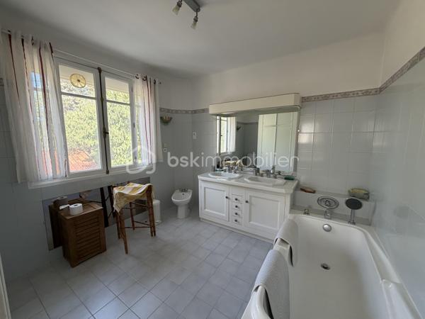 Située dans un secteur résidentiel très recherché, à la frontière de Saint-Christol-lez-Alès et aux portes du Parc National des Cévennes, cette propriété en position dominante bénéficie d’un calme absolu, d'une exposition plein sud et d’une vue panoramique à 180°.

Implantée sur une parcelle close, paysagée et constructible de plus de 1 500 m², elle offre un cadre de vie d'exception alliant tranquillité, intimité et perspectives d'extension.

Caractéristiques du bien :
 Construction : Maçonnerie traditionnelle saine et de grande qualité. (Fondation en 1m de large)

 Extérieurs & Prestations : Piscine, portail électrique, arrosage automatique, nombreuses places de stationnement (emplacement dédié pour camping-car).

Agencement intérieur (deux niveaux indépendants)
Niveau principal (Plain-pied)
 Espace de vie baigné de lumière (salon / salle à manger)
 Cuisine aménagée
 3 chambres, dont une suite parentale
 Salle d’eau & WC indépendant. 
 Accessibilité PMR intégrale : l'ensemble de la partie de vie principale s'effectue sans aucun escalier.
Niveau inférieur (Accès indépendant)
 Pièce de vie avec espace cuisine
 1 chambre
 Salle d’eau & WC
 Buanderie
 Accès direct aux annexes (caves, garage)
 Idéal pour un logement indépendant, un rendement locatif, un espace pour profession libérale ou un regroupement familial.

Combles :
 Combles aménageables offrant un potentiel d'agrandissement supplémentaire.

Localisation & Accès
À proximité immédiate des commerces, des écoles et des services, avec un accès rapide à la rocade en direction de Nîmes.

Une propriété rare sur le marché, parfaite pour une résidence familiale modulable ou un projet d'investissement à forte valeur ajoutée.
Taxe foncière, 3600€