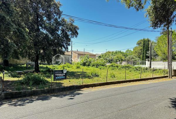 EXCLUSIVITÉ - Terrain constructible de 461 m² à Beaulieu (34160) – Hors lotissement 

Idéalement situé au cœur du charmant village de Beaulieu, découvrez ce terrain constructible de 461 m².
Son emplacement privilégié permet de rejoindre Montpellier en environ 25 minutes et les plages du littoral méditerranéen (Carnon, Palavas-les-Flots, La Grande-Motte) en moins de 35 minutes.

Les réseaux d’eau, d’électricité, d’assainissement collectif (tout-à-l’égout) et de fibre optique sont disponibles en bordure de voirie, facilitant les travaux de viabilisation.

Selon les règles d’urbanisme applicables Section UC 4-3 :
* L’emprise au sol est limitée à 50 % de la superficie du terrain, soit une emprise maximale d’environ 230 m².
* La surface de plancher de l’habitation est limitée à 20 % de la superficie du terrain, soit une surface maximale d’environ 92 m².

Beaulieu séduit par son cadre de vie recherché, entre vignes et garrigue, tout en offrant les commodités du quotidien : école, commerces de proximité, pharmacie, mairie et marché de producteurs locaux. Les communes voisines de Restinclières, Saint-Drézéry et Castries sont accessibles en quelques minutes, tandis que la RD610 permet de rejoindre rapidement Montpellier et son agglomération.

Les atouts du terrain :

* Terrain constructible de 461 m²
* Hors lotissement
* Réseaux en bordure (eau, électricité, tout-à-l’égout, fibre)
* Emprise au sol maximale : environ 230 m²
* Surface de plancher maximale : environ 92 m²
* Emplacement central dans le village
* Environnement calme et recherché
* À 25 min de Montpellier
* À moins de 35 min des plages

Une belle opportunité pour concrétiser votre projet de construction dans un village apprécié de l’est montpelliérain.