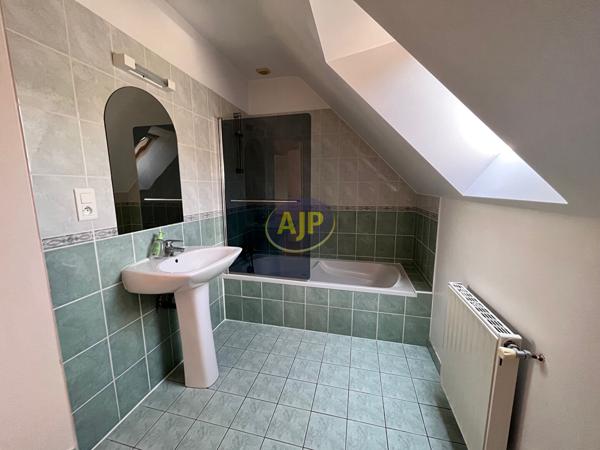 Maison à louer Noyal Pontivy : 4 pièces, 71m² avec 3 chambre(s) à 864€ - AJP Immobilier Pontivy