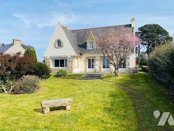 A vendre à Trébeurden ce charmant pavillon construit sur un soubassement en pierre, couvert en ...