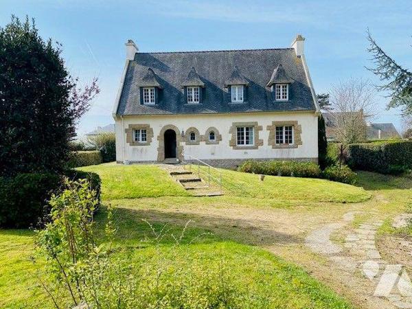 A vendre à Trébeurden ce charmant pavillon construit sur un soubassement en pierre, couvert en ...