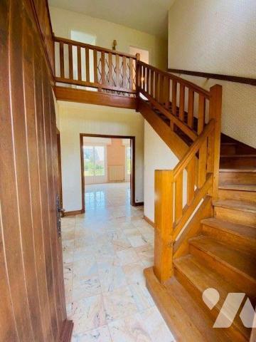 A vendre à Trébeurden ce charmant pavillon construit sur un soubassement en pierre, couvert en ...