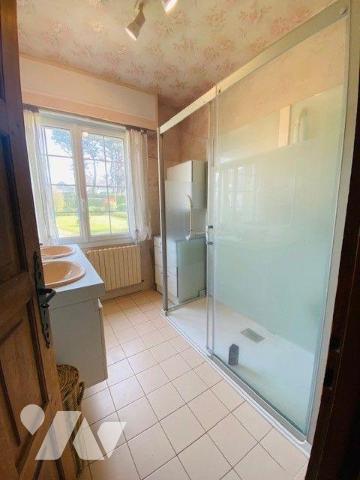 A vendre à Trébeurden ce charmant pavillon construit sur un soubassement en pierre, couvert en ...