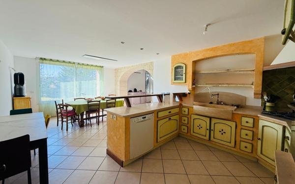 Maison à vendre    6 pièces •  Saint-Donat-sur-l'Herbasse