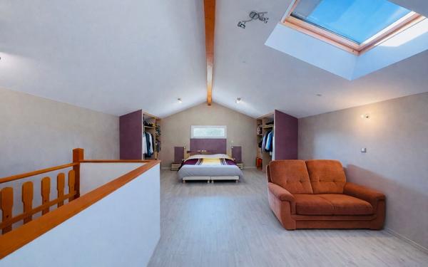 Maison à vendre    6 pièces •  Saint-Donat-sur-l'Herbasse