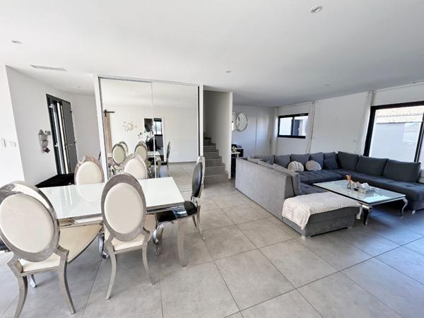 Maison 5 pièce(s) 1365m2 de 2021 avec garage et piscine