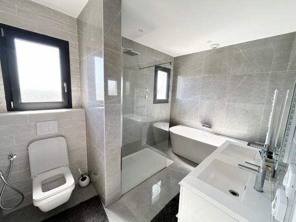 Maison 5 pièce(s) 1365m2 de 2021 avec garage et piscine