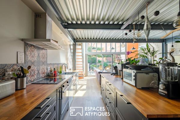 Esprit loft en coeur de ville : lieu de vie climatisé avec terrasse et garage