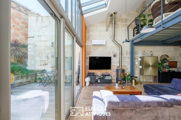Esprit loft en coeur de ville : lieu de vie climatisé avec terrasse et garage