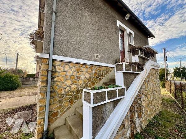 A SALBRIS (41), située dans un secteur recherché et proche de toutes les commodités, cette mais...