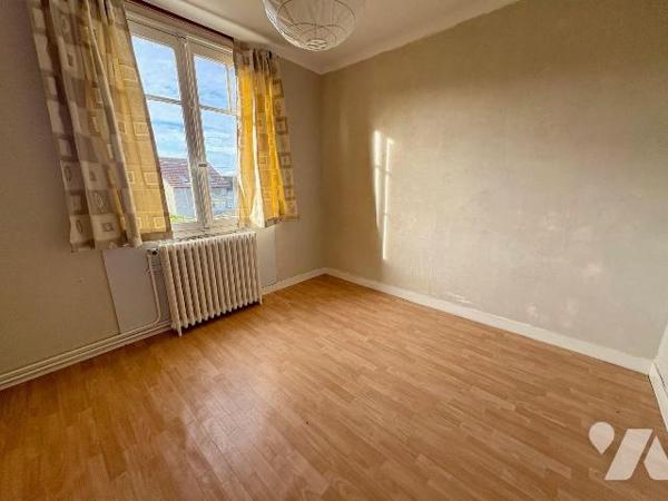 A SALBRIS (41), située dans un secteur recherché et proche de toutes les commodités, cette mais...