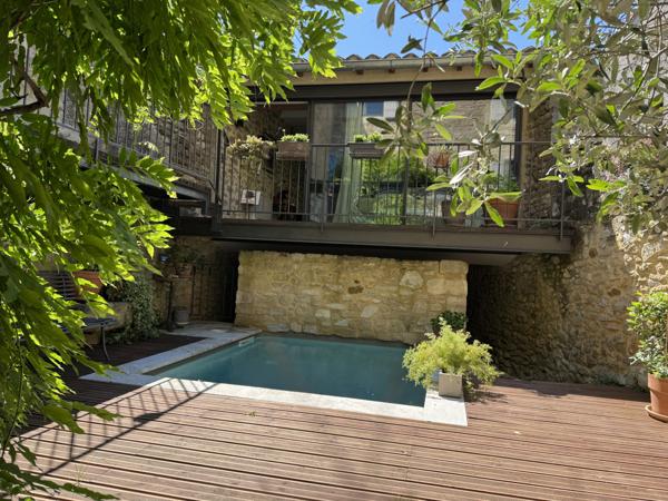 Pujaut (30131) Maison de village avec bassin