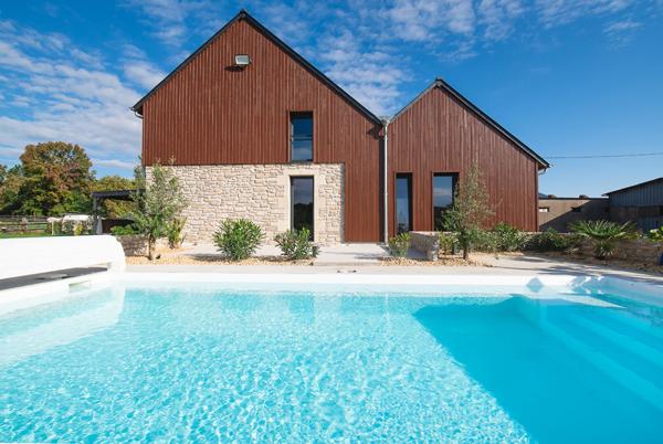 Maison d'habitation avec piscine chauffée et gîtes de charme à Saint Ouen des Toits (15 min de Laval)