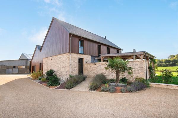 Maison d'habitation avec piscine chauffée et gîtes de charme à Saint Ouen des Toits (15 min de Laval)