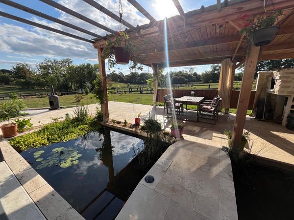 Maison d'habitation avec piscine chauffée et gîtes de charme à Saint Ouen des Toits (15 min de Laval)