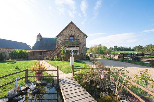 Maison d'habitation avec piscine chauffée et gîtes de charme à Saint Ouen des Toits (15 min de Laval)
