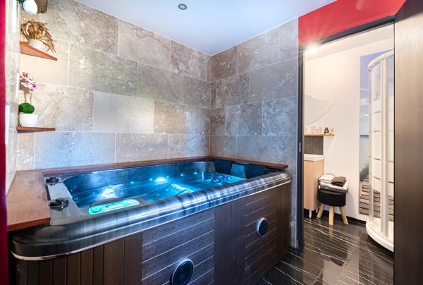 Maison d'habitation avec piscine chauffée et gîtes de charme à Saint Ouen des Toits (15 min de Laval)