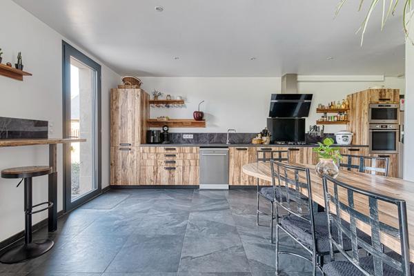 Maison d'habitation avec piscine chauffée et gîtes de charme à Saint Ouen des Toits (15 min de Laval)