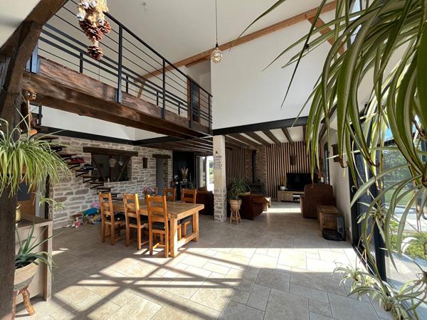 Maison d'habitation avec piscine chauffée et gîtes de charme à Saint Ouen des Toits (15 min de Laval)