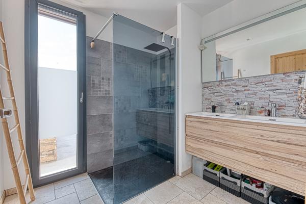 Maison d'habitation avec piscine chauffée et gîtes de charme à Saint Ouen des Toits (15 min de Laval)