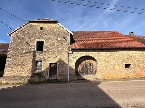 Grange à renover de 135 m2 sur terrain de 888 m2.