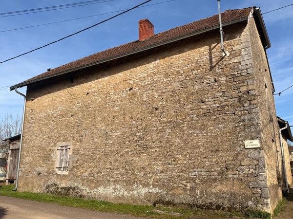 Grange à renover de 135 m2 sur terrain de 888 m2.