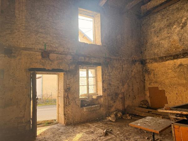 Grange à renover de 135 m2 sur terrain de 888 m2.