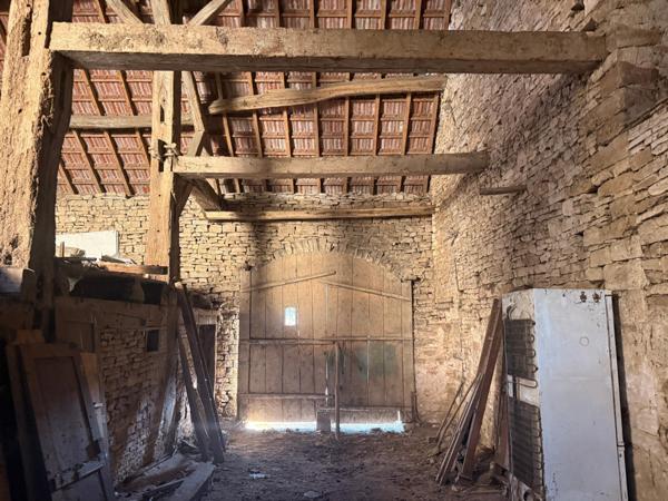 Grange à renover de 135 m2 sur terrain de 888 m2.