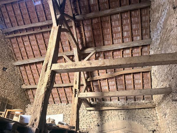 Grange à renover de 135 m2 sur terrain de 888 m2.