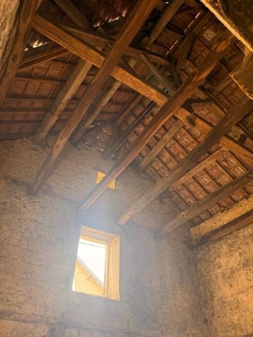 Grange à renover de 135 m2 sur terrain de 888 m2.