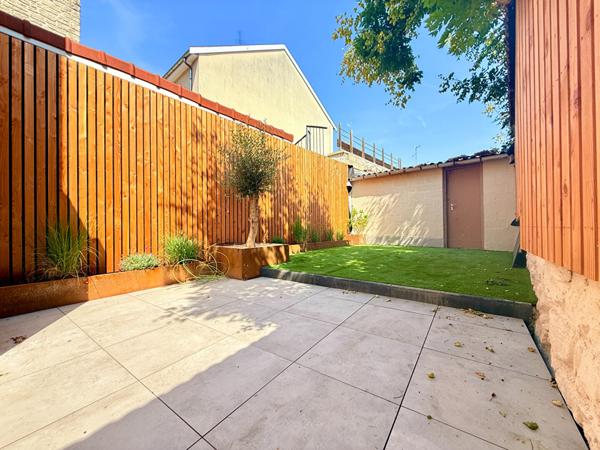 Maison avec extérieur et garage proche centre ville