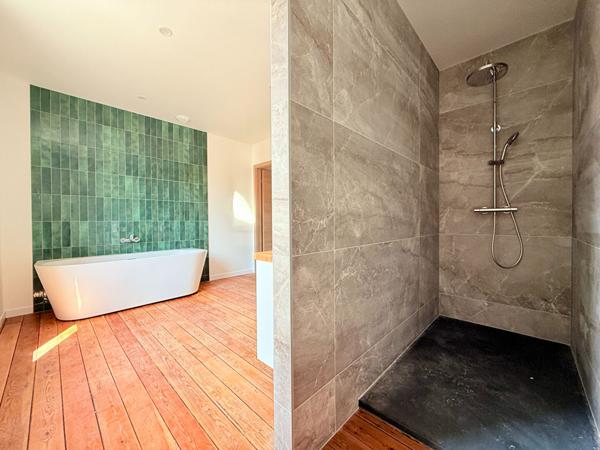 Maison avec extérieur et garage proche centre ville