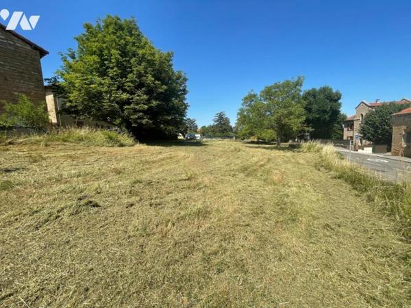 POLEYMIEUX AU MONT D'OR dépendance en pierres à aménager sur 1100 m² de terrain