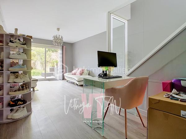 ESPRIT LOFT ? Es-tu là ?

Dans le calme d'une impasse, découvrez un lieu de vie atypique qui reprend les codes du loft tout en offrant une organisation particulièrement bien définie sur quatre niveaux. Un cadre intimiste, calme et préservé, prolongé par un jardinet avec terrasse.

Dès le premier niveau, le garage s’accompagne d’une salle d’eau et d’une pièce modulable pouvant accueillir un bureau ou une chambre, avec accès direct au jardinet et à la terrasse. 
À l’étage supérieur, place au plateau de vie : un salon lumineux prolongé par une cuisine ouverte, spacieuse, aménagée et équipée. Les deux derniers niveaux accueillent l’espace nuit avec deux chambres et une salle de bains au troisième niveau, puis une vaste chambre avec rangements sous combles au dernier étage. Une distribution verticale qui donne à ce bien toute sa personnalité et son véritable esprit loft.

Sans charges de copropriété. Clé en main et sans travaux à prévoir, le bien dispose d’une climatisation réversible et d’un poêle à granulés. Son DPE classé C complète ces prestations. Une configuration singulière pour celles et ceux qui recherchent les volumes et l’esprit d’un appartement atypique, avec en plus un garage, une terrasse et un jardinet, dans un environnement calme.

**À vos agendas pour une visite...**