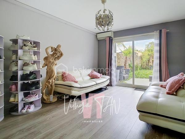 ESPRIT LOFT ? Es-tu là ?

Dans le calme d'une impasse, découvrez un lieu de vie atypique qui reprend les codes du loft tout en offrant une organisation particulièrement bien définie sur quatre niveaux. Un cadre intimiste, calme et préservé, prolongé par un jardinet avec terrasse.

Dès le premier niveau, le garage s’accompagne d’une salle d’eau et d’une pièce modulable pouvant accueillir un bureau ou une chambre, avec accès direct au jardinet et à la terrasse. 
À l’étage supérieur, place au plateau de vie : un salon lumineux prolongé par une cuisine ouverte, spacieuse, aménagée et équipée. Les deux derniers niveaux accueillent l’espace nuit avec deux chambres et une salle de bains au troisième niveau, puis une vaste chambre avec rangements sous combles au dernier étage. Une distribution verticale qui donne à ce bien toute sa personnalité et son véritable esprit loft.

Sans charges de copropriété. Clé en main et sans travaux à prévoir, le bien dispose d’une climatisation réversible et d’un poêle à granulés. Son DPE classé C complète ces prestations. Une configuration singulière pour celles et ceux qui recherchent les volumes et l’esprit d’un appartement atypique, avec en plus un garage, une terrasse et un jardinet, dans un environnement calme.

**À vos agendas pour une visite...**