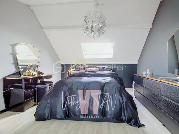 ESPRIT LOFT ? Es-tu là ?

Dans le calme d'une impasse, découvrez un lieu de vie atypique qui reprend les codes du loft tout en offrant une organisation particulièrement bien définie sur quatre niveaux. Un cadre intimiste, calme et préservé, prolongé par un jardinet avec terrasse.

Dès le premier niveau, le garage s’accompagne d’une salle d’eau et d’une pièce modulable pouvant accueillir un bureau ou une chambre, avec accès direct au jardinet et à la terrasse. 
À l’étage supérieur, place au plateau de vie : un salon lumineux prolongé par une cuisine ouverte, spacieuse, aménagée et équipée. Les deux derniers niveaux accueillent l’espace nuit avec deux chambres et une salle de bains au troisième niveau, puis une vaste chambre avec rangements sous combles au dernier étage. Une distribution verticale qui donne à ce bien toute sa personnalité et son véritable esprit loft.

Sans charges de copropriété. Clé en main et sans travaux à prévoir, le bien dispose d’une climatisation réversible et d’un poêle à granulés. Son DPE classé C complète ces prestations. Une configuration singulière pour celles et ceux qui recherchent les volumes et l’esprit d’un appartement atypique, avec en plus un garage, une terrasse et un jardinet, dans un environnement calme.

**À vos agendas pour une visite...**