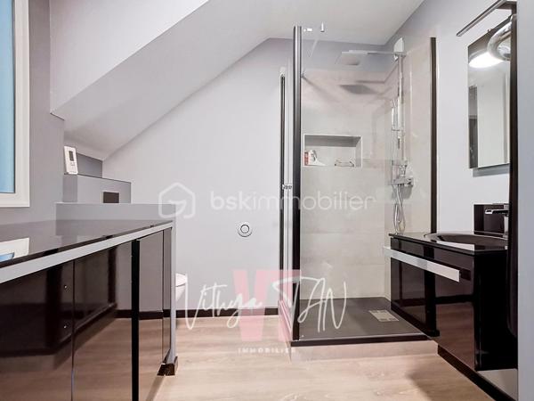 ESPRIT LOFT ? Es-tu là ?

Dans le calme d'une impasse, découvrez un lieu de vie atypique qui reprend les codes du loft tout en offrant une organisation particulièrement bien définie sur quatre niveaux. Un cadre intimiste, calme et préservé, prolongé par un jardinet avec terrasse.

Dès le premier niveau, le garage s’accompagne d’une salle d’eau et d’une pièce modulable pouvant accueillir un bureau ou une chambre, avec accès direct au jardinet et à la terrasse. 
À l’étage supérieur, place au plateau de vie : un salon lumineux prolongé par une cuisine ouverte, spacieuse, aménagée et équipée. Les deux derniers niveaux accueillent l’espace nuit avec deux chambres et une salle de bains au troisième niveau, puis une vaste chambre avec rangements sous combles au dernier étage. Une distribution verticale qui donne à ce bien toute sa personnalité et son véritable esprit loft.

Sans charges de copropriété. Clé en main et sans travaux à prévoir, le bien dispose d’une climatisation réversible et d’un poêle à granulés. Son DPE classé C complète ces prestations. Une configuration singulière pour celles et ceux qui recherchent les volumes et l’esprit d’un appartement atypique, avec en plus un garage, une terrasse et un jardinet, dans un environnement calme.

**À vos agendas pour une visite...**