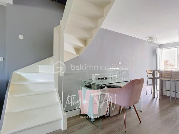 ESPRIT LOFT ? Es-tu là ?

Dans le calme d'une impasse, découvrez un lieu de vie atypique qui reprend les codes du loft tout en offrant une organisation particulièrement bien définie sur quatre niveaux. Un cadre intimiste, calme et préservé, prolongé par un jardinet avec terrasse.

Dès le premier niveau, le garage s’accompagne d’une salle d’eau et d’une pièce modulable pouvant accueillir un bureau ou une chambre, avec accès direct au jardinet et à la terrasse. 
À l’étage supérieur, place au plateau de vie : un salon lumineux prolongé par une cuisine ouverte, spacieuse, aménagée et équipée. Les deux derniers niveaux accueillent l’espace nuit avec deux chambres et une salle de bains au troisième niveau, puis une vaste chambre avec rangements sous combles au dernier étage. Une distribution verticale qui donne à ce bien toute sa personnalité et son véritable esprit loft.

Sans charges de copropriété. Clé en main et sans travaux à prévoir, le bien dispose d’une climatisation réversible et d’un poêle à granulés. Son DPE classé C complète ces prestations. Une configuration singulière pour celles et ceux qui recherchent les volumes et l’esprit d’un appartement atypique, avec en plus un garage, une terrasse et un jardinet, dans un environnement calme.

**À vos agendas pour une visite...**